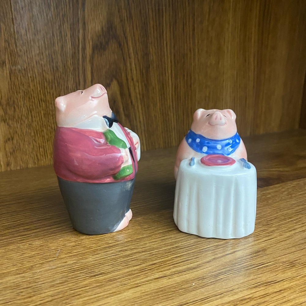 Pig salt and pepper shakers